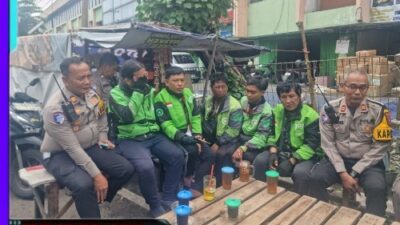 Polres Pelabuhan Tanjung Perak Sosialisasikan Operasi Zebra Semeru 2025 ke Komunitas Ojol di Stasiun Semut