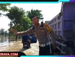 Hujan Deras Banjiri Jrengik Sampang, Kasatlantas dan Kapolres Turun Atur Lalu Lintas