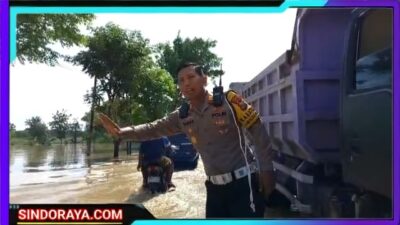 Hujan Deras Banjiri Jrengik Sampang, Kasatlantas dan Kapolres Turun Atur Lalu Lintas