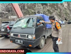 Tim SAR Polda Jatim Bagikan Masker ke Warga Terdampak Abu Vulkanik Semeru