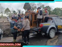 Polda Jatim Bantu Warga Evakuasi Barang Berharga di Tengah Erupsi Gunung Semeru