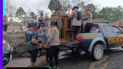 Polda Jatim Bantu Warga Evakuasi Barang Berharga di Tengah Erupsi Gunung Semeru