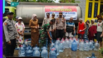 Polsek Beji Salurkan 9 Ribu Liter Air Bersih untuk Warga Terdampak Banjir di Kedungringin