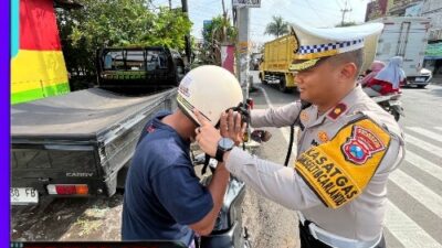 Operasi Zebra Semeru 2025: Polresta Malang Kota Bagikan 100 Helm Gratis