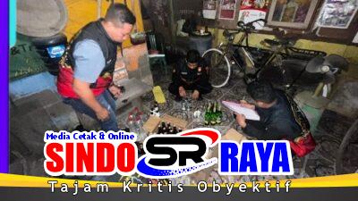 Polres Gresik Tangkap Dua Penjual Miras Ilegal, Puluhan Botol Disita di Cerme dan Duduksampean