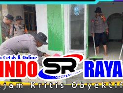 Polisi Bersihkan Tempat Ibadah dan Rumah Warga Terdampak Abu Vulkanik Semeru