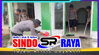 Polisi Bersihkan Tempat Ibadah dan Rumah Warga Terdampak Abu Vulkanik Semeru