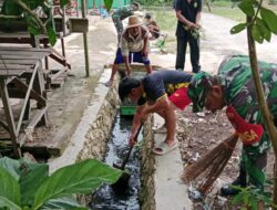 TNI dan Warga Banua Lawas Gotong Royong Bersihkan Lingkungan