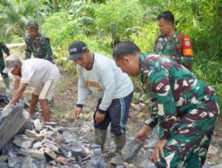 Satgas TMMD ke-126 Kodim 1208/Sambas Ratakan Tanah Penimbunan Jalan Sepanjang 2000 Meter Secara Manual