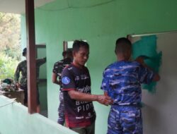 MCK Sekolahan Hampir Rampung Dikerjakan Satgas TMMD ke-126 Kodim 1208/Sambas Lakukan Pengecetan Bangunan.