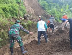 Gerak Cepat Babinsa Bersama Warga Bersihkan Material Longsor, Jalan Penghubung antar Dusun Kembali Terbuka