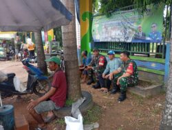 Babinsa Koramil Bati-Bati Ngobrol Santai dengan Masyarakat, Wujud Kebersamaan TNI di Wilayah Binaan