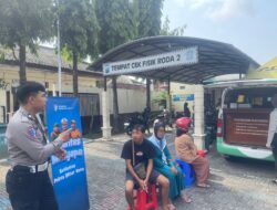 Petugas pelayanan satpas dan samsat satlantas polres blitar melalui  program polantas menyapa