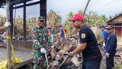 Babinsa Koramil 1002-06/Barabai Bersama Unsur Terkait Bersihkan Sisa Kebakaran di Desa Ayuang