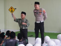 Polantas Menyapa Anak-anak MI Progresif Bumi Sholawat, Ajarkan Pentingnya Rambu Lalu Lintas Keselamatan di Jalan
