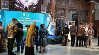 Bupati Tulungagung, Gatut Sunu Wibowo, dalam sambutannya menyampaikan selamat datang kepada Kajari Daniel beserta istri