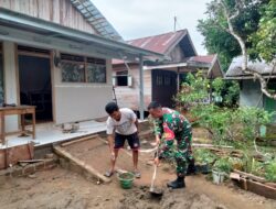 Tingkatkan Kepedulian Sosial, Babinsa Koramil 1002-02 Turun Tangan Bantu Warga
