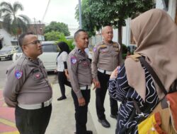 POLANTAS MENYAPA PENUMPANG DI STASIUN SIDOARJO, AJAK UTAMAKAN KESELAMATAN DAN TETAP BERHATI – HATI DIJALAN DALAM RANGKA OPS ZEBRA SEMERU 2025