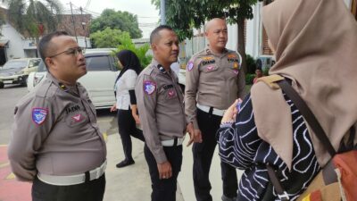 POLANTAS MENYAPA PENUMPANG DI STASIUN SIDOARJO, AJAK UTAMAKAN KESELAMATAN DAN TETAP BERHATI – HATI DIJALAN DALAM RANGKA OPS ZEBRA SEMERU 2025