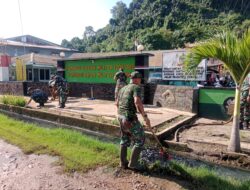 Anggota Koramil 05/Pemangkat Gelar Kegiatan Jumat Bersih di Halaman Makoramil