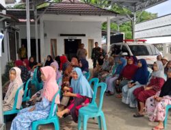 Babinsa Turun ke Lapangan, Penyaluran Bantuan Beras di HST Berjalan Lancar