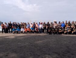 Dukung Pariwisata Lokal, Koramil 0808/17 Panggungrejo Berkontribusi Melalui Aksi Bersih-bersih Pantai Serang