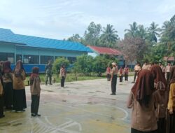 Sertu Juniansyah dan Sertu Slamet Latih Pramuka SMPN 9 HST