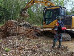 Babinsa Turun ke Lapangan, Pastikan Cetak Sawah di Wayau Berjalan Lancar
