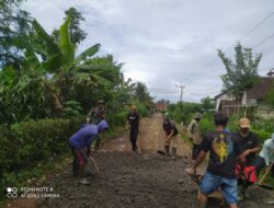 Tingkatkan Kualitas Infrastruktur Desa Serda Heru Bersama Warga Gotong Royong Pengurukan Jalan