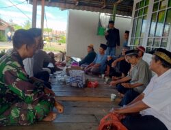 Ikut Berbelasungkawa Babinsa Koramil 06/Selakau Laksanakan Takziah ke Rumah Duka di Wilayah Binaan