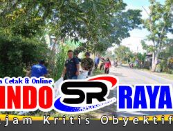 Babinsa Sungai Rambah Ajak Warga Gelar Karya Bakti Bersihkan Sampah di Kiri Kanan Jalan Raya Wilayah Binaan.