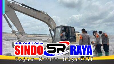 Polda Jatim Libatkan Personel Gabungan Perbaiki Tanggul Sungai di Curah Kobokan Lumajang