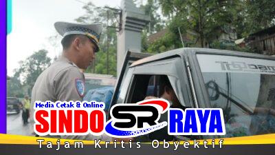 Polres Malang Bagikan Masker ke Pengendara di Perbatasan Lumajang Dampak Erupsi Semeru