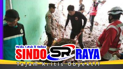 Polsek Nongkojajar dan Warga Berhasil Evakuasi Korban Longsor di Tlogosari