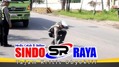 Jelang Nataru, Polres Gresik Tandai Jalan Berlubang di Raya Deandles Demi Keselamatan Pengendara