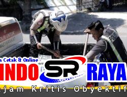 Polantas Polres Gresik Tambal Jalan Berlubang Demi Keselamatan Pengendara