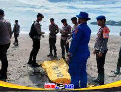 Polisi Bersama Tim SAR Berhasil Temukan Jenazah Korban Laka Terjun Payung di Teluk Pangelek Cilacap