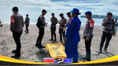Polisi Bersama Tim SAR Berhasil Temukan Jenazah Korban Laka Terjun Payung di Teluk Pangelek Cilacap