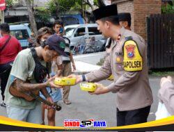 Jumat Berkah, Polsek Taman Berbagi Makanan di Jalan Raya Wonocolo Sidoarjo