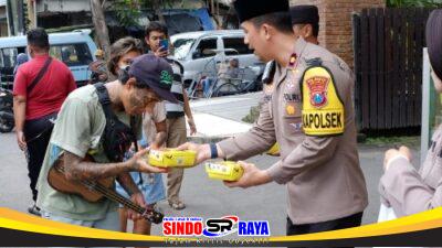 Jumat Berkah, Polsek Taman Berbagi Makanan di Jalan Raya Wonocolo Sidoarjo