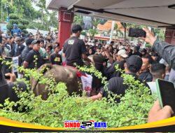 Ratusan Jagal dan Pedagang Daging Demo DPRD Surabaya, Tolak Relokasi RPH Pegirian