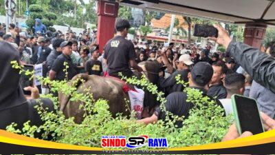 Ratusan Jagal dan Pedagang Daging Demo DPRD Surabaya, Tolak Relokasi RPH Pegirian
