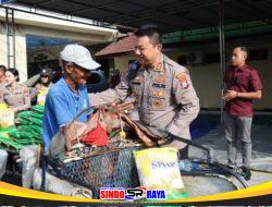Polisi Peduli : Kapolres Mojokerto Kota Silaturahmi Salurkan Bantuan Sosial Untuk Ojol dan Tukang Becak