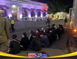 Patroli Team Jogoboyo Polrestabes Surabaya Amankan 18 Pemuda di Kedungdoro
