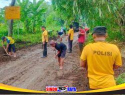 Polsek Winongan Bersama Warga Gelar Bakti Sosial Bersihkan Lumpur Pascabanjir di Desa Prodo