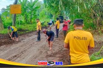Polsek Winongan Bersama Warga Gelar Bakti Sosial Bersihkan Lumpur Pascabanjir di Desa Prodo