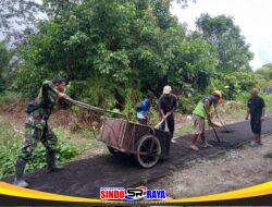 Membangun Bersama Warga, Babinsa Koramil 01/Sambas Bantu Pengaspalan Jalan Gang