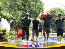 Wilayah Terdampak Bencana Banjir, Babinsa Kodim 1009/Tla Bantu Distribusikan Logistik Ke Masyarakat