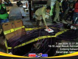 Diduga Langgar Aturan, Pemasangan Kabel Internet di Basuki Rahmat Surabaya Disetop Satpol PP