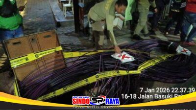 Diduga Langgar Aturan, Pemasangan Kabel Internet di Basuki Rahmat Surabaya Disetop Satpol PP